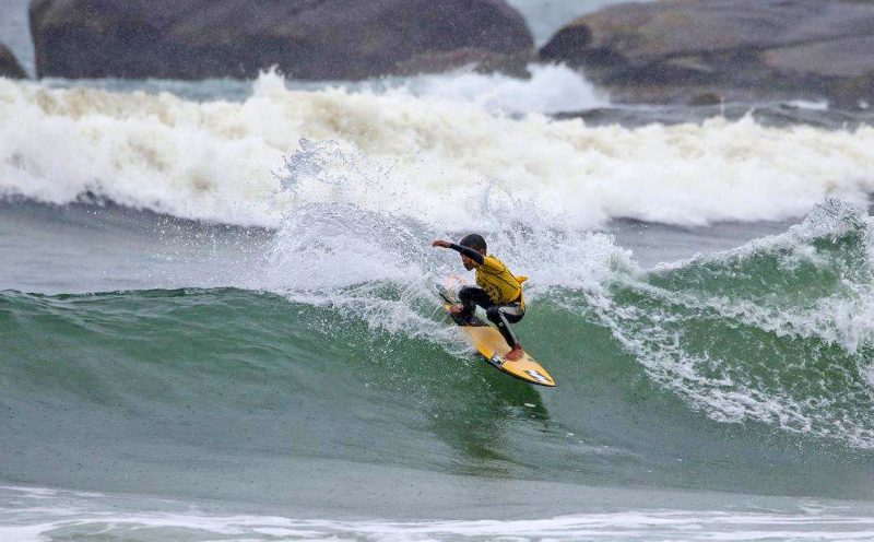 Arthur Vilar, Hang Loose Surf Attack 2020, Praia de Itamambuca, Ubatuba (SP). Foto: Daniel Smorigo