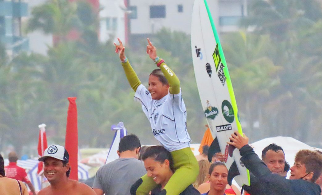 Carol Bastides, Circuito Sculp APGS de Surf 2021, Praia do Boqueirão, Praia Grande (SP). Foto: Victor Surflines