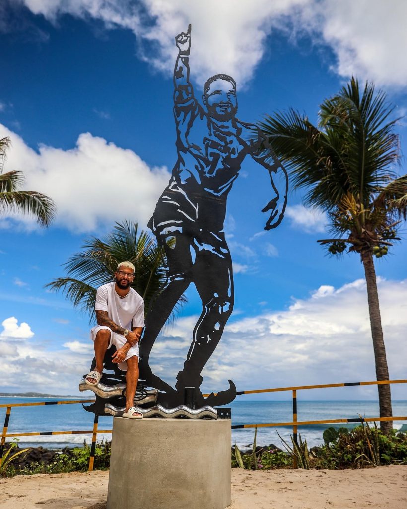 Italo Ferreira ganha estátua em Baía Formosa (RN), homenagem, monumento, escultura, Guaraci Gabriel. Foto: @neuronha