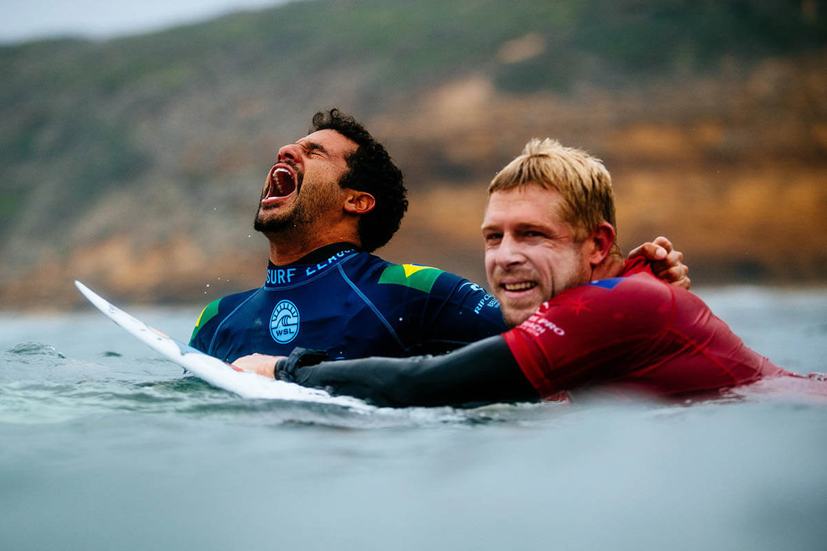 Italo Ferreira e Mick Fanning, Rip Curl Pro Bells Beach 2018, Victoria, Austrália, World Surf League, WSL, Circuito Mundial de Surf. Foto: WSL / Sloane